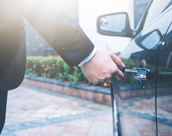 Auto key replacement service for a modern vehicle in progress