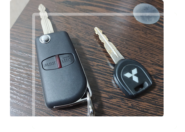 San Antonio locksmith unlocking a Mitsubishi during an emergency lockout